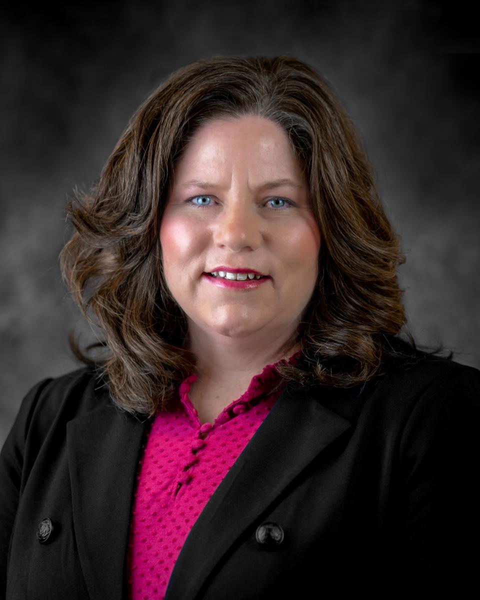 Angela Folts-Oberle Headshot